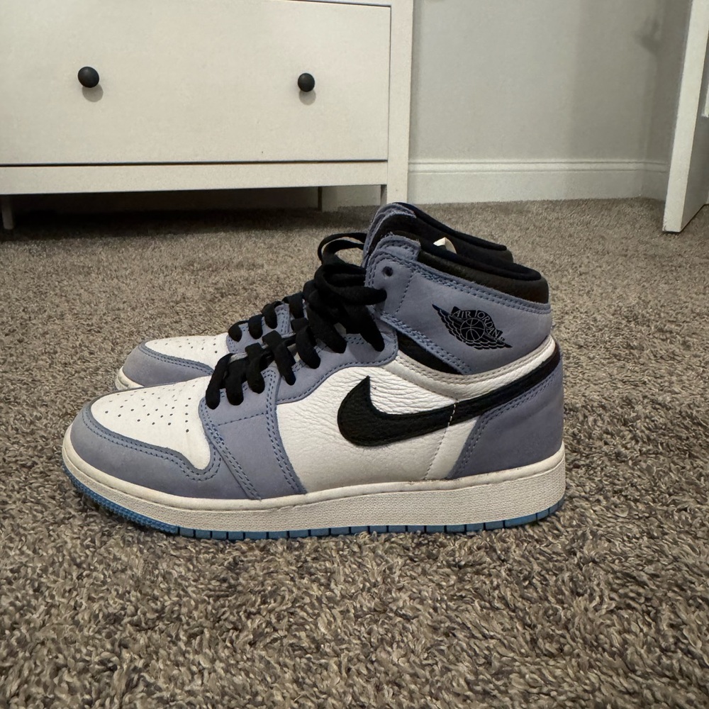 Air Jordan 1 Retro High OG GS University Blue 
Size 7Y (8.5 Women’s)